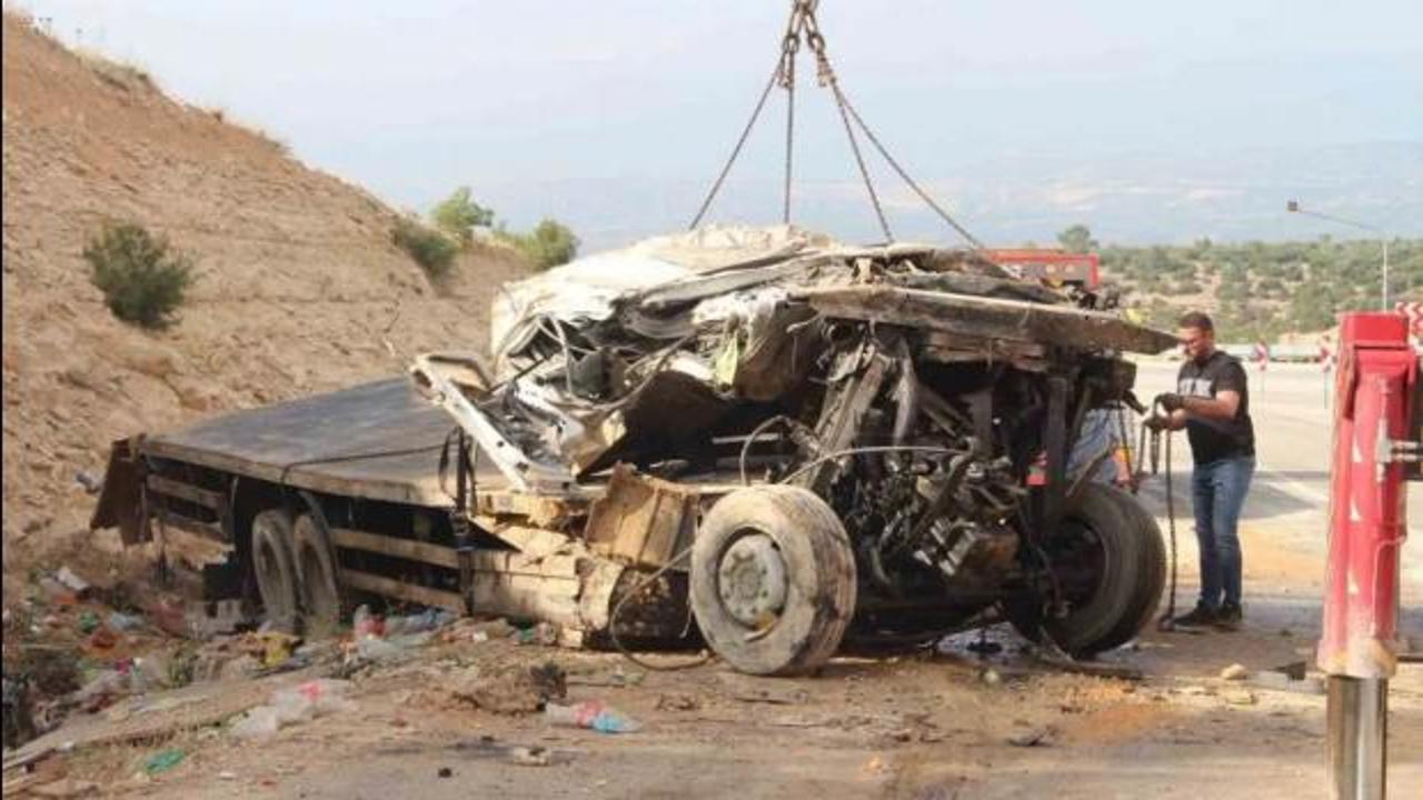 Mersin'de feci kaza! Kamyon hurdaya döndü: 1 kişi hayatını kaybetti